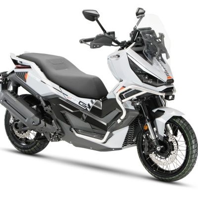 Motocicleta branca e preta com para-brisas e roda dianteira visíveis