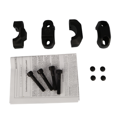 Conjunto de anilhas, parafusos e tampas pretas sobre papel