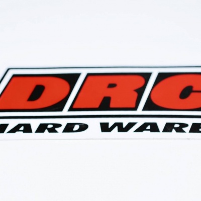 Autocolante com texto DRC HARD WARE em vermelho, preto e branco