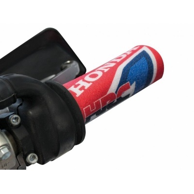 Punho de mota tecido vermelho, branco e azul com texto Honda e HRC em peça metálica preta