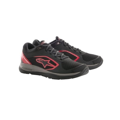 Par de sapatilhas desportivas pretas com detalhes vermelhos e sola preta