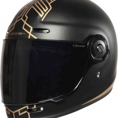 Capacete integral preto com padrões dourados e viseira escura