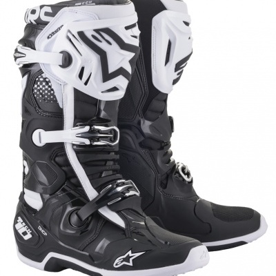 Botas de motocross pretas e brancas com fechos de fivela e logotipos ALPINESTARS.
