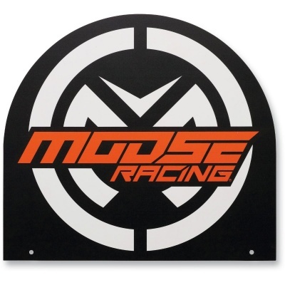 Placa preta com círculo branco e texto laranja MOOSE RACING