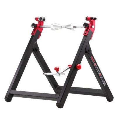 Suporte para bicicleta de treino preto e vermelho com fundo branco