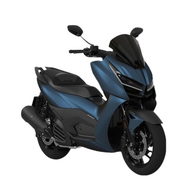 Moto scooter azul metálico com detalhes pretos vista lateral direita
