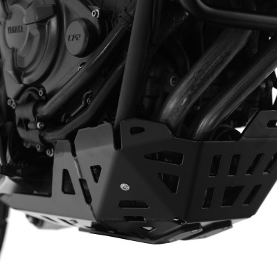 Proteção inferior metálica preta com design recortado para mota