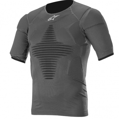 Camiseta técnica cinzenta com padrão cruz e logótipo alpinestars.