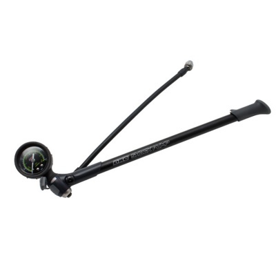 Bomba de ar para bicicleta preta com manómetro e tubo flexível