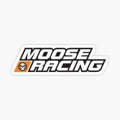 Autocolante Moose Racing com logótipo laranja e letras pretas sobre fundo branco