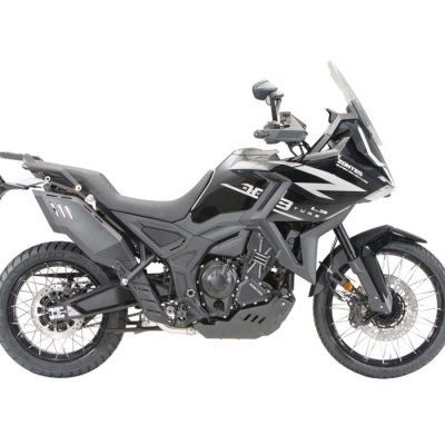 Motocicleta preta com detalhes em branco e pneus de cravos