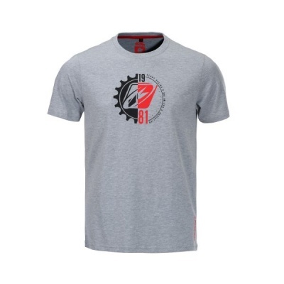 Camiseta cinza de manga curta com estampa preta e vermelha no peito