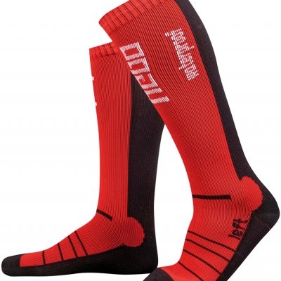 Meias desportivas vermelhas e pretas com texto branco IMPULSIVO e LIFT