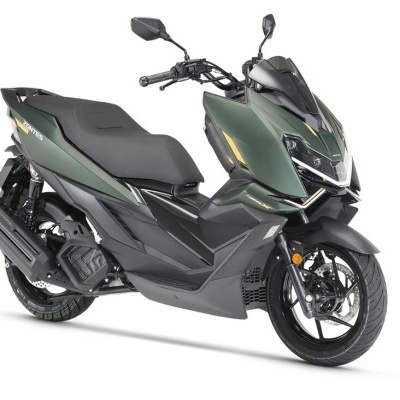 Motociclo Zontes verde escuro e preto com assento preto