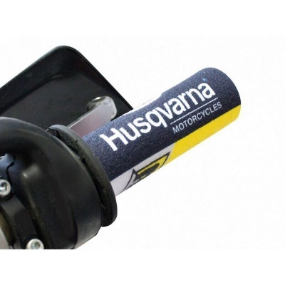 Punho de moto azul, branco e amarelo com texto Husqvarna MOTORCYCLES