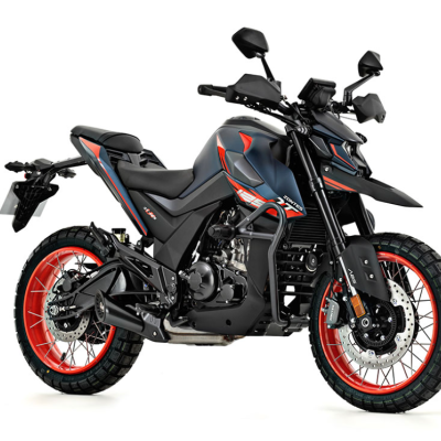 Motocicleta azul escura com detalhes vermelhos em fundo branco