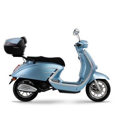 Scooter retro azul com banco preto e bagageira preta vista de perfil
