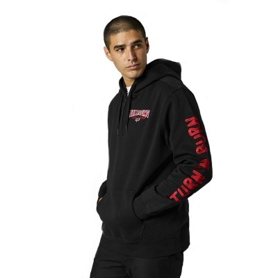 Camisola preta de capuz com texto vermelho na manga direita