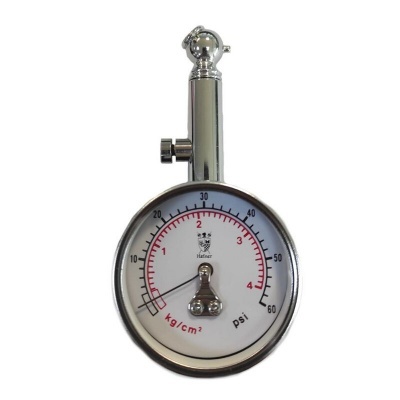 Manómetro circular prateado com mostrador branco e ponteiro preto