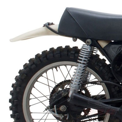 Parte traseira de mota todo-o-terreno com roda de borracha preta e suspensão cromada