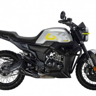 Motocicleta cinza e preta com detalhes amarelos em fundo branco