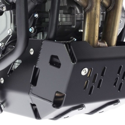 Protetor de cárter metálico preto numa moto com parafusos cromados e motor visível