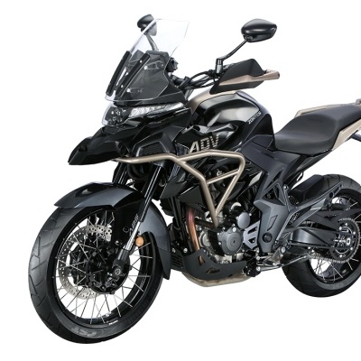 Motocicleta preta com para-brisas e estrutura metálica frontal em fundo branco