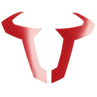 Duas peças vermelhas com padrão hexagonal em fundo branco