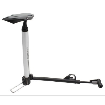 Bomba de ar portátil para bicicletas branca e preta com manómetro