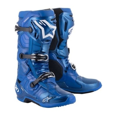 Botas de motocross azuis com fivelas pretas e logotipo Alpinestars branco