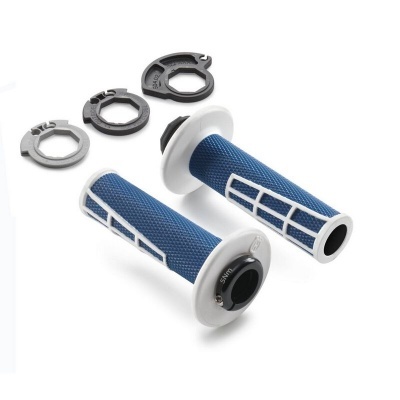 Punhos de bicicleta azuis com anéis metálicos cinza em fundo branco