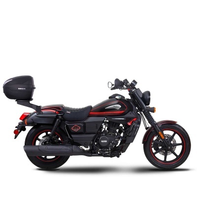 Motocicleta cruiser preta com detalhes vermelhos e caixa traseira GIVI