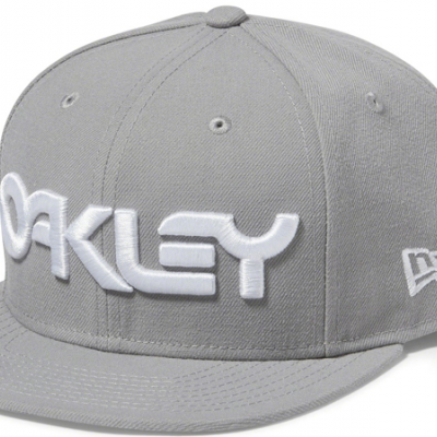 Boné cinzento claro com bordado branco OAKLEY e logótipo da New Era