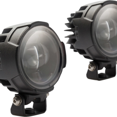 Dois faróis redondos pretos com lentes transparentes e suportes de metal