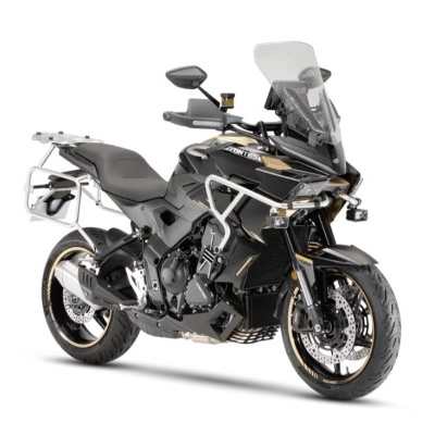 Motocicleta preta com detalhes dourados e para-brisas transparente