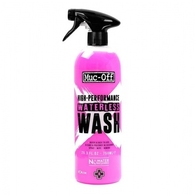 Frasco spray rosa Muc-Off Waterless Wash sobre fundo branco