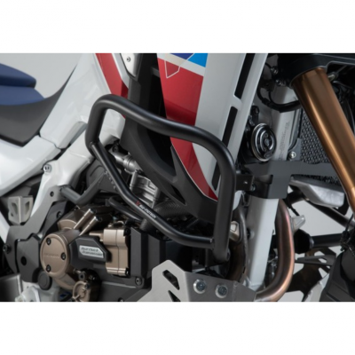 Parte frontal de mota branca com motor metálico castanho dourado e proteções pretas