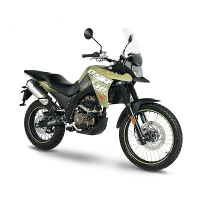 Motociclo verde militar e preto DS 125 MX com para-brisas transparente