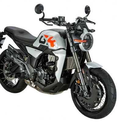 Motocicleta desportiva cinzenta, preta e laranja num fundo branco