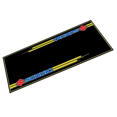 Tapete preto com inscrições Suzuki em azul e vermelho e riscas amarelas