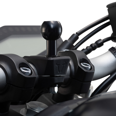 Suporte para câmara ou GPS no guiador de mota com par de parafusos e cabos pretos.