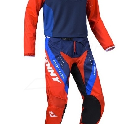 Conjunto de roupa de motocross vermelho, azul e preto com texto branco KENNY e FORCE