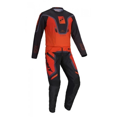 Conjunto de motocross preto e vermelho com mangas compridas