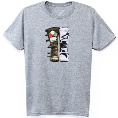 Camiseta cinza com estampado frontal de duas botas distintas, uma verde e outra branca.