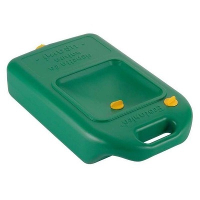 Suporte verde em plástico com inscrições e duas peças amarelas