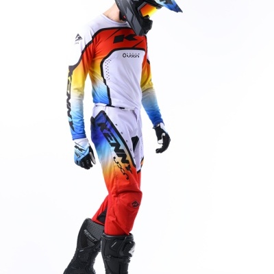 Conjunto de roupa motocross colorida com capacete preto e botas pretas