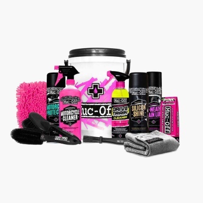 Kit de limpeza para motocicletas com produtos em rosa e preto, balde branco e acessórios de limpeza.