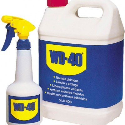 Garrafas de WD-40 com rótulos azuis e amarelos