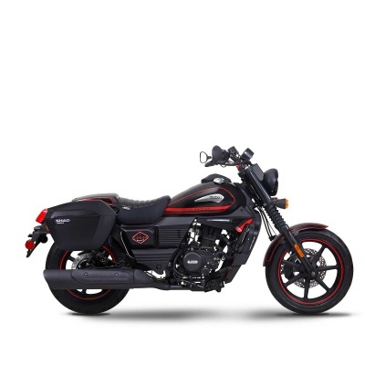 Motocicleta preta com detalhes vermelhos e malas laterais em fundo branco