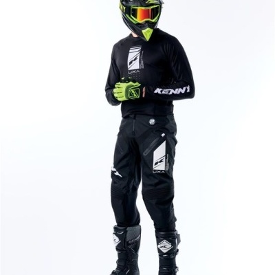 Equipamento motard completo com capacete, camisa, calças, luvas e botas